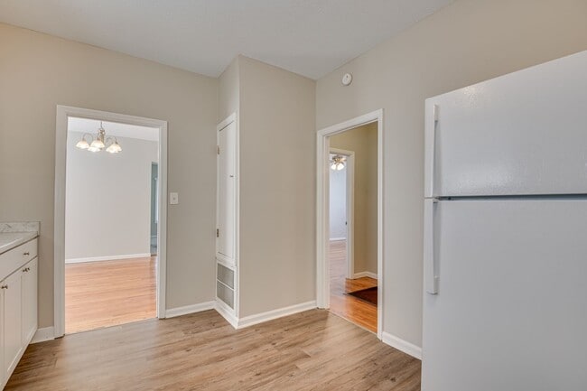 Building Photo - Charming 2-Bed with Spacious Living - PET ...
