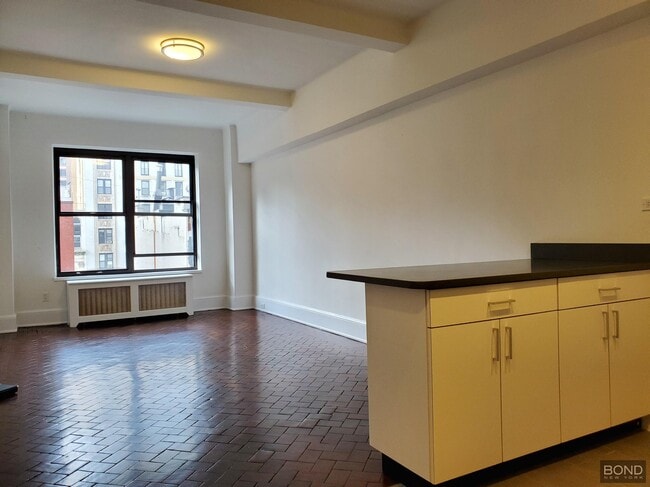 Building Photo - 160 W 73rd St