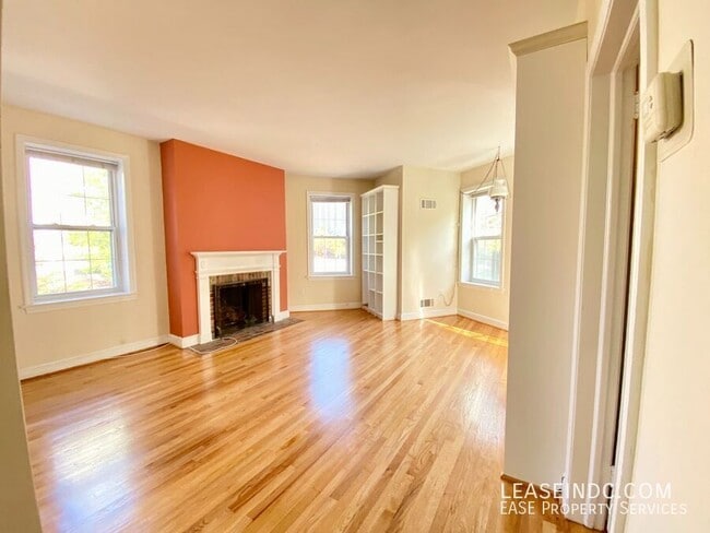 Building Photo - 840 New Hampshire Ave NW