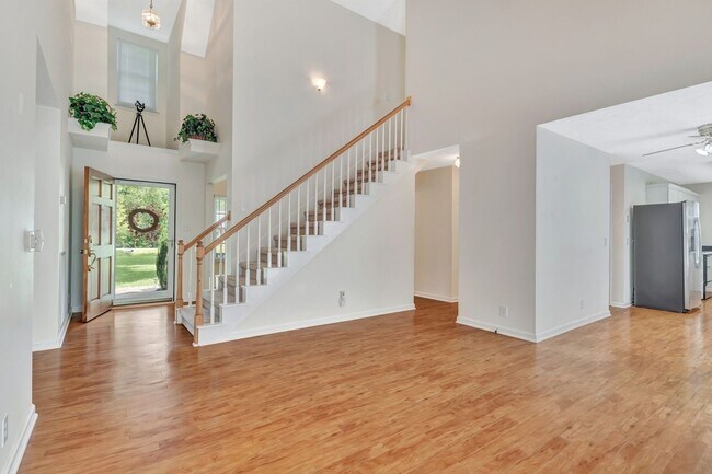 Foto del edificio - One acre lot with first floor suite in bea...
