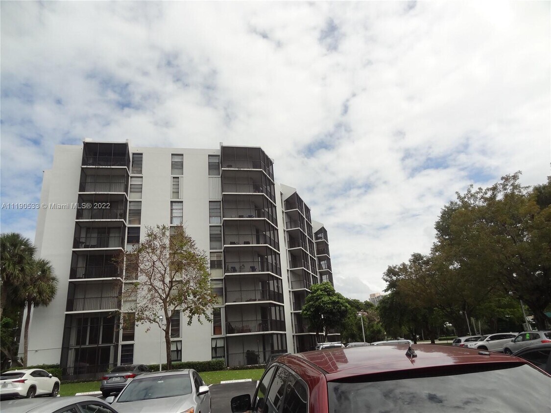Primary Photo - 3401 N Country Club Dr