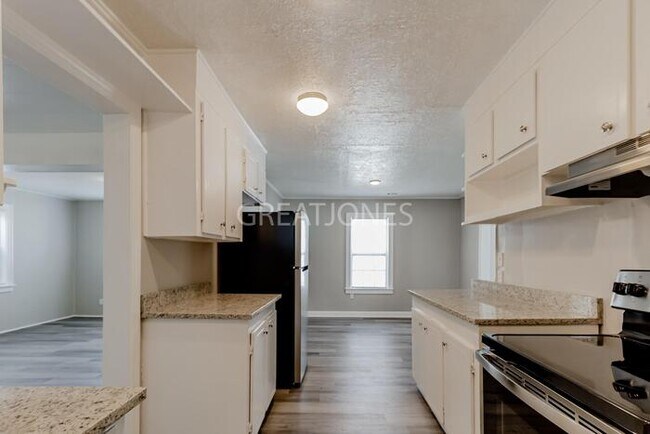 Building Photo - 413 Chamlee Dr