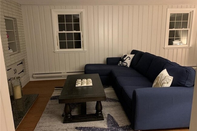 Building Photo - 5 Meriden Rd