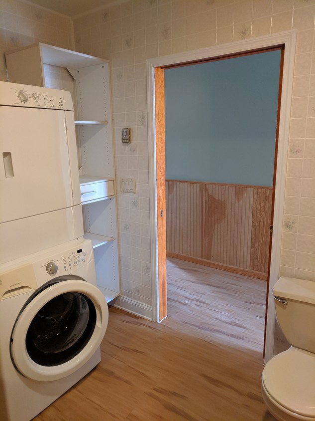 Bathroom - 122 Bridge St