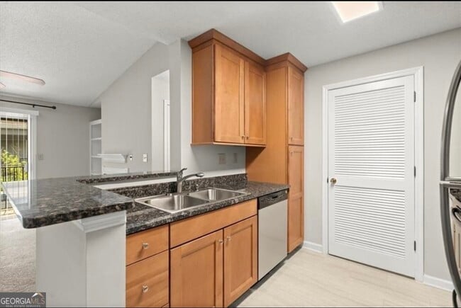 Kitchen - 534 Granville Ct