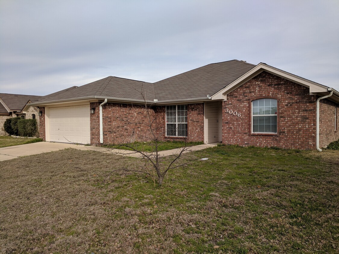 Front view - 3006 Jasmine Ln