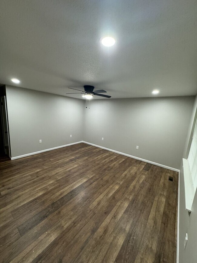 Foto del edificio - 2 Bed 1 Bath in Rossville w/ Huge Storage ...