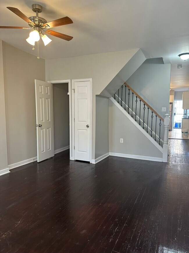 Foto del edificio - Newly Renovated! Hardwood Flooring First F...