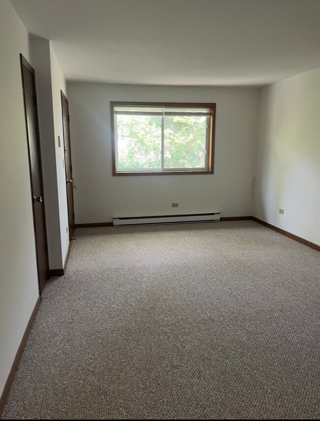 Building Photo - 21W276 Tee Ln