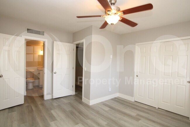 Foto del edificio - 2807 E Paradise Ln