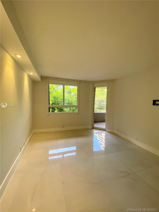 Foto del edificio - 181 Crandon Blvd
