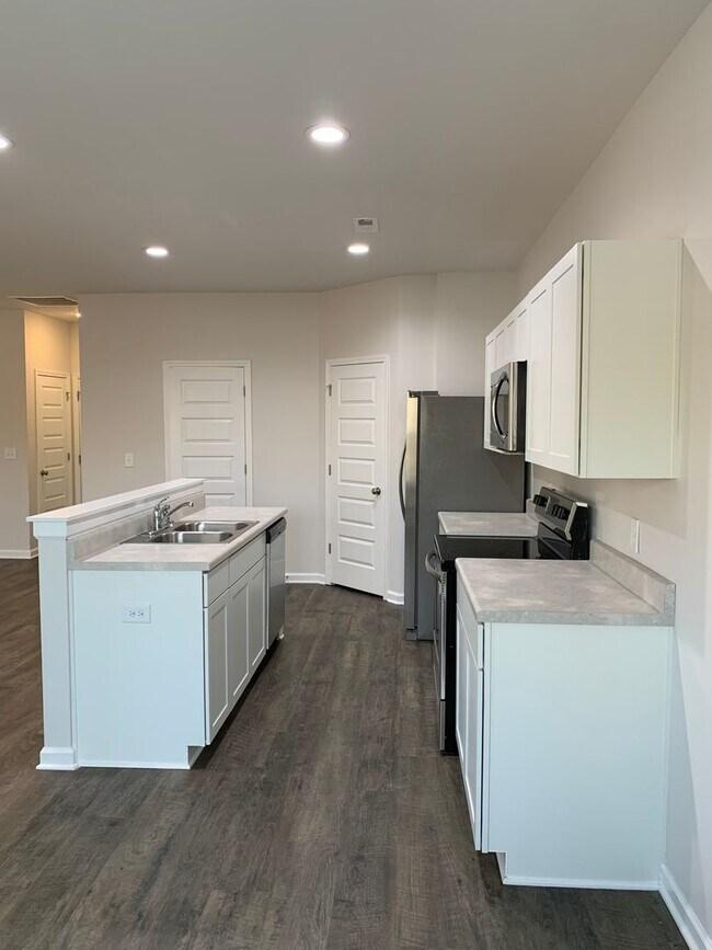 Building Photo - Three Bedroom | Two and a Half Bath Home i...