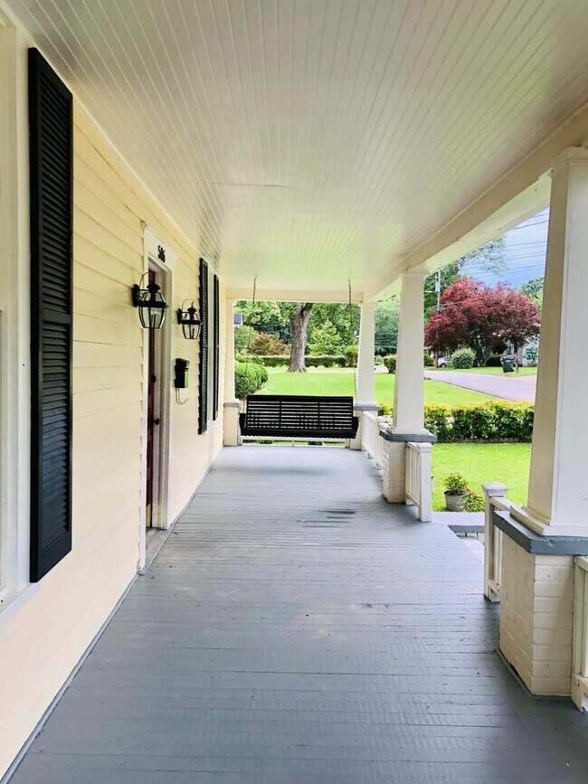 Foto del edificio - Plum Street-3 bedroom/2 bath home with large rocking chair front porch!