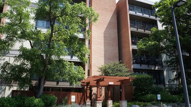 Building Photo - 5950 Oakwood Dr