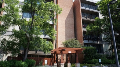 Building Photo - 5950 Oakwood Dr