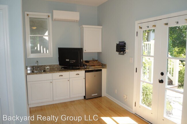 Foto del edificio - 1 br, 1 bath House - 916 Ives Lane SE Unit 2