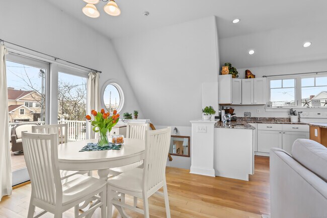 Foto del edificio - 535 Fairfield Beach Rd