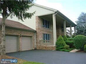 Building Photo - 8 Poplar Ct