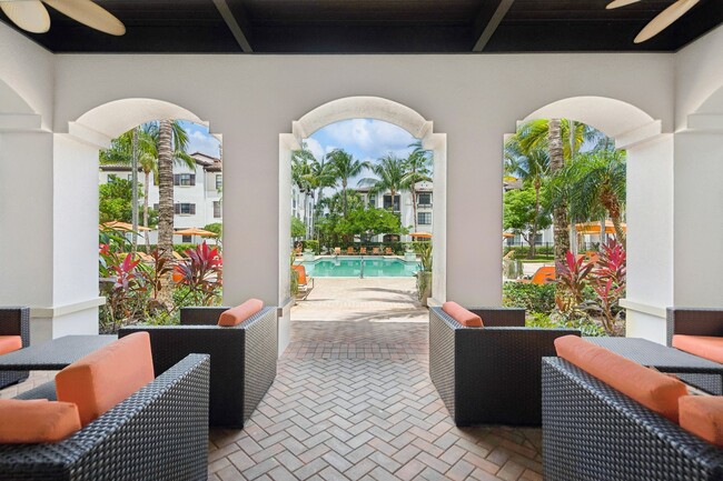 Cabanas and covered lanai - AMLI Toscana Place