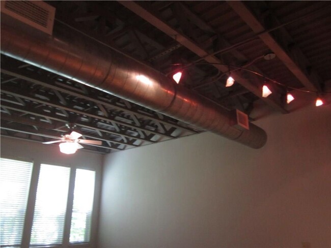 Building Photo - 1615 W Oleander St