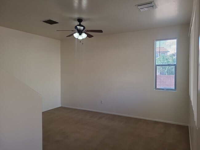 Foto del edificio - Beautiful 4-bedroom 3-bathroom - GREAT LOC...