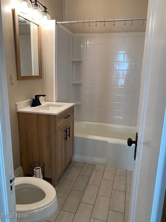 Foto del edificio - 2215 Chesterland Ave