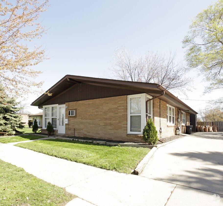 Building Photo - 2325 W 14 Mile Rd