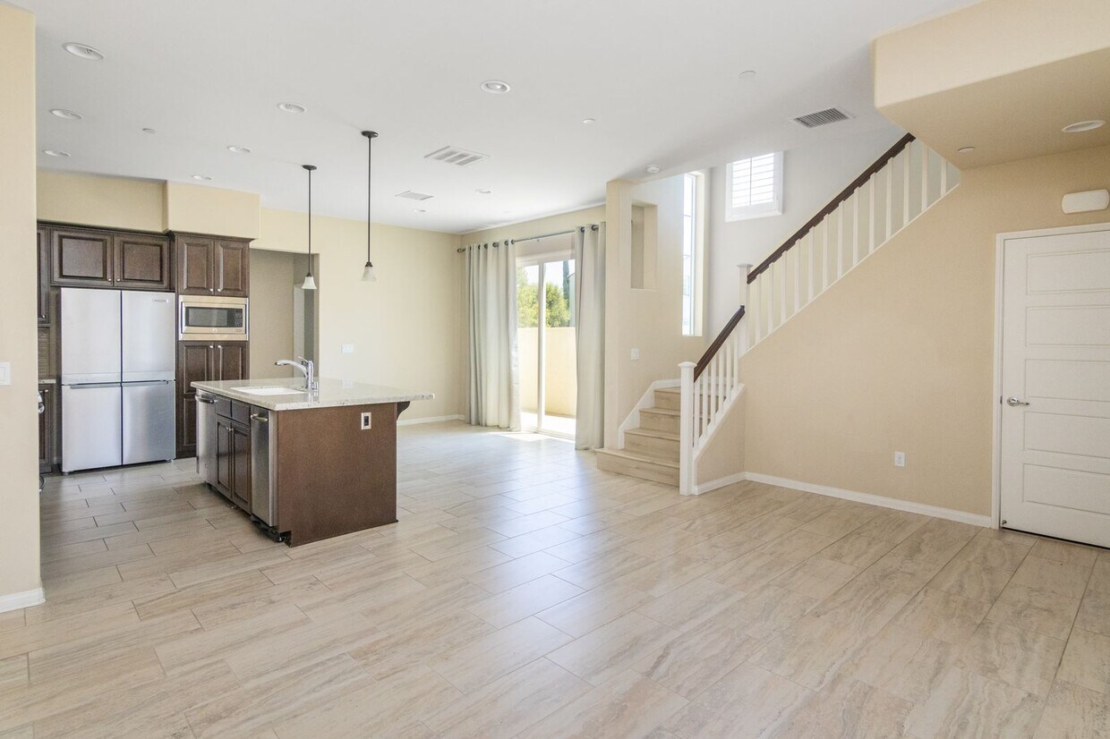 Foto principal - Updated 4-Bedroom Townhouse in Prime Porte...