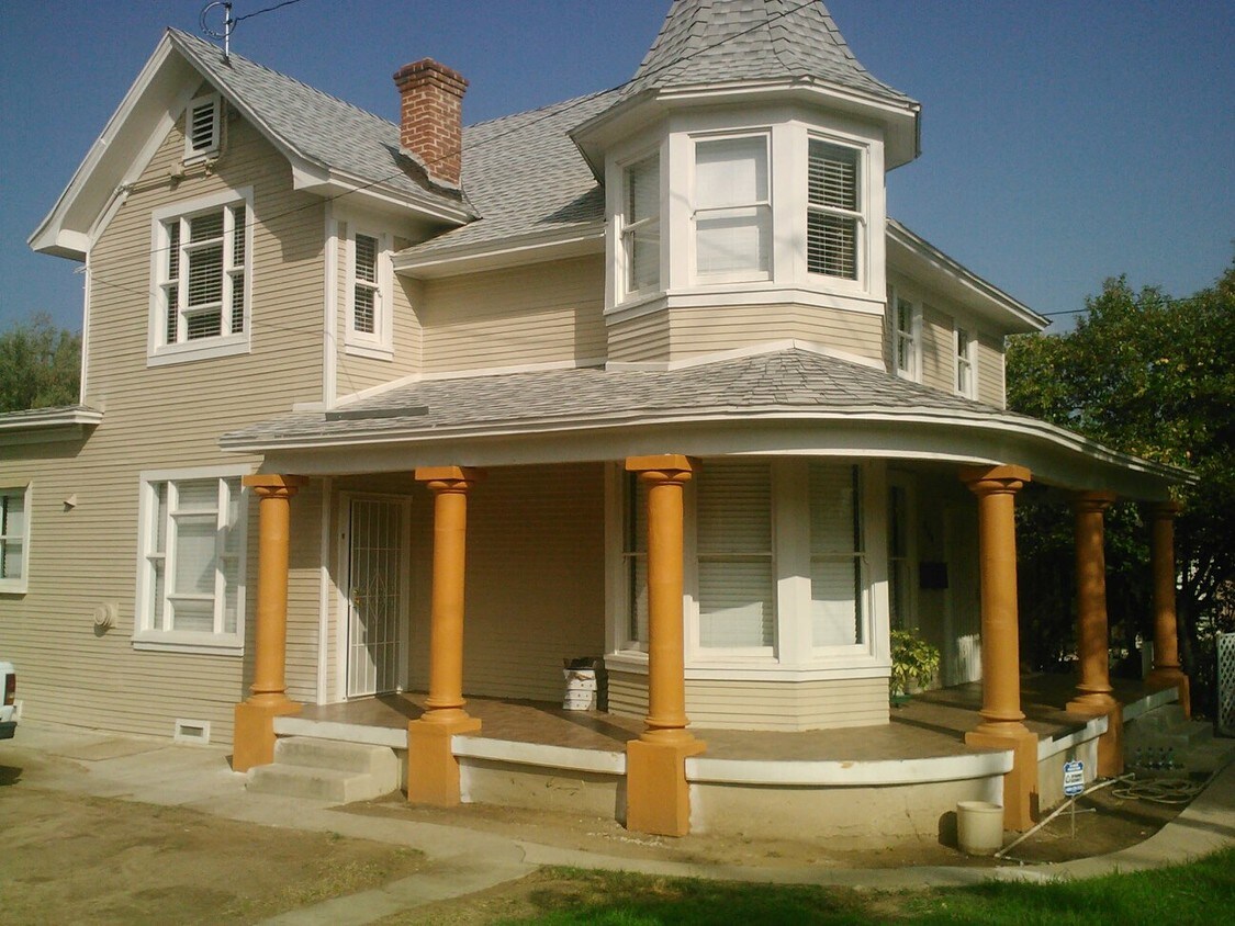 APARTMENT UPSTAIRS WITH IT'S OWN ENTRANCE - 254 S Center St