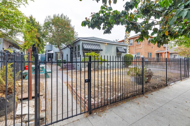 Foto del edificio - 1723 W 35th Pl