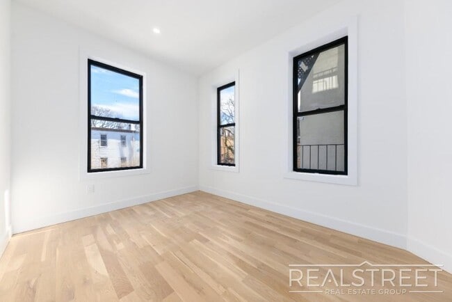 Foto del edificio - Brand New Large 3 Bed 2 Bath in Bushwick Townhouse!