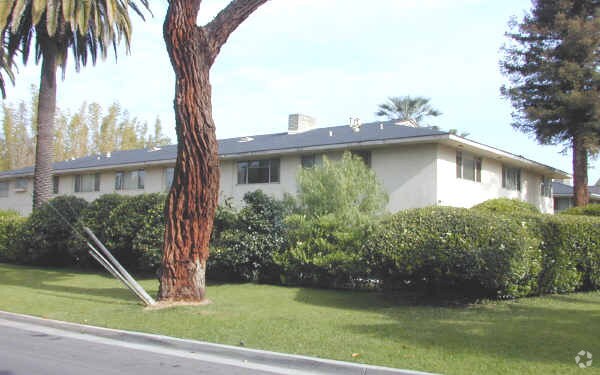 Building Photo - 1405 N Marengo Ave