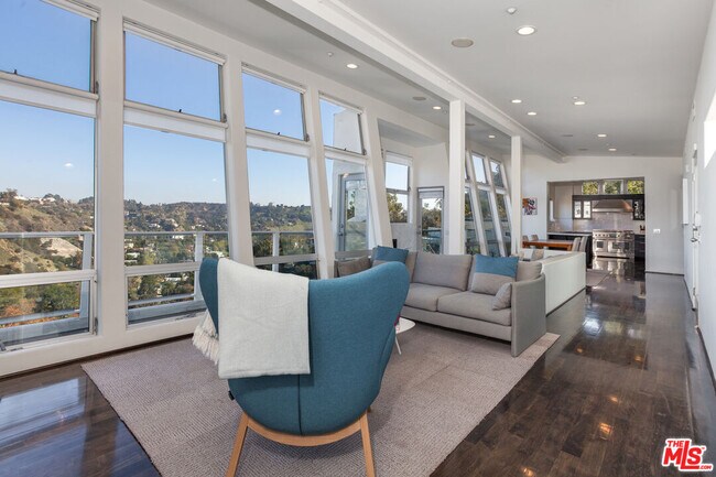Foto del edificio - 7887 Willow Glen Rd