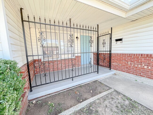 Foto del edificio - 3108 Longridge Rd