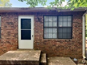 Building Photo - 560 E Maple St