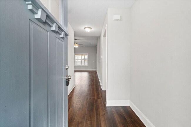 Building Photo - Pet Friendly Three Bedroom!