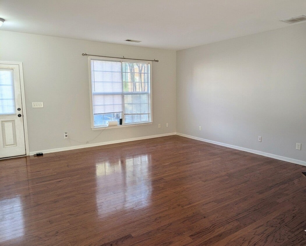 Photo - 955 Prestwyck Ct (Alpharetta, GA)