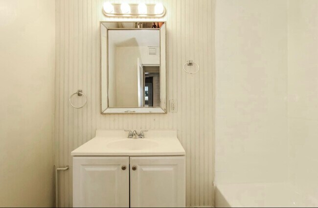 Building Photo - 1046 E Indianola Ave