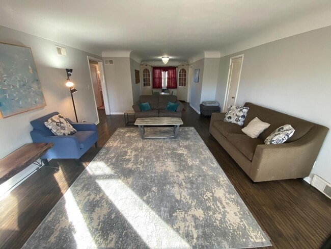 Building Photo - 106 W 20th St