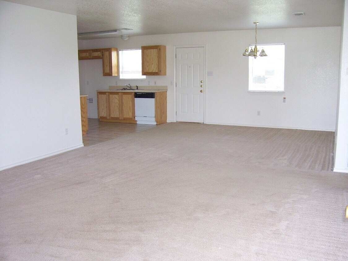 Foto del edificio - Country living! And Front Porch Sitting!! Granbury TX Full Brick 3 bed 2 bath 2 car garage