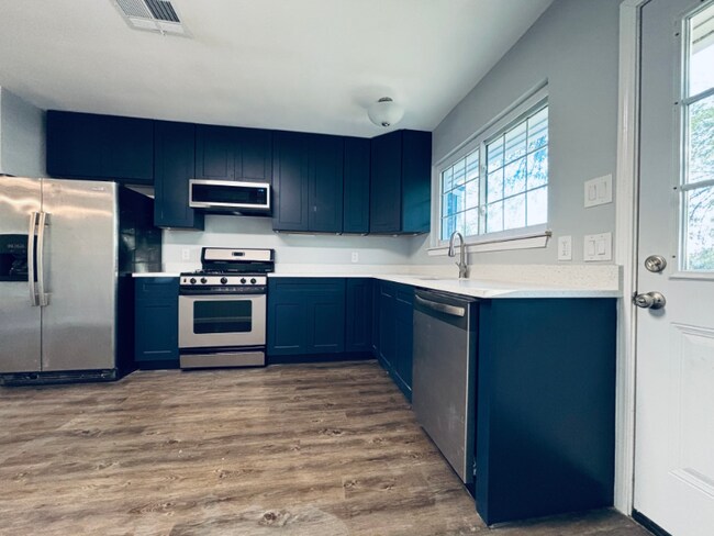 Foto del edificio - 2325 Lakehurst Dr