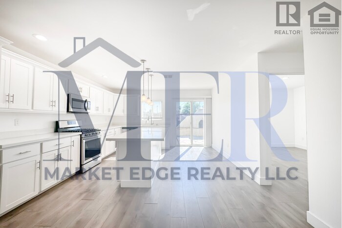 Foto principal - 5Bed/3Bath Home University/McClintock! $39...