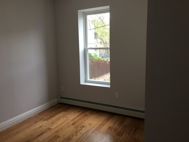 Building Photo - 670 Linwood St