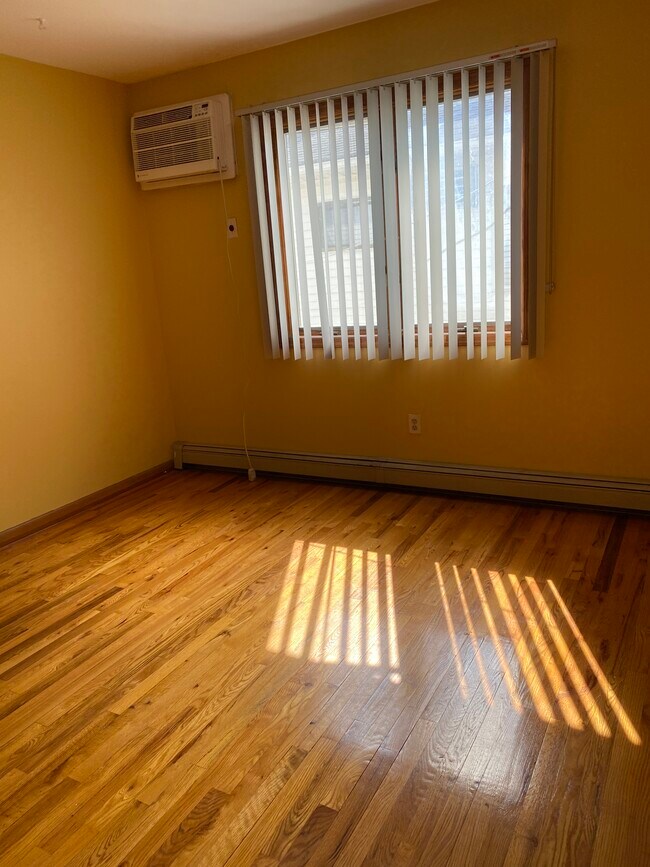 Queen bedroom - 446 Philip Ave