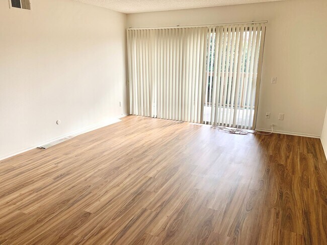 Building Photo - Charming Condo Minutes From the Beach! $50...