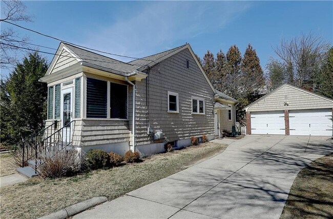 Building Photo - 157 Sandringham Ave