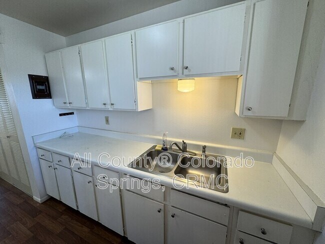 Foto del edificio - 1105 Cree Dr