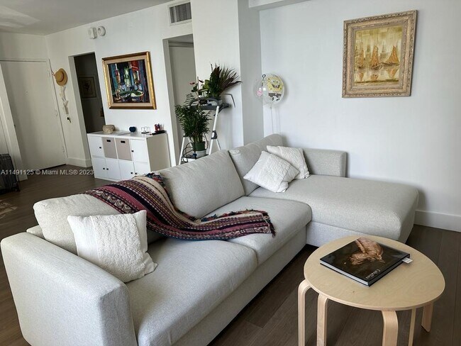 Foto del edificio - 5005 Collins Ave