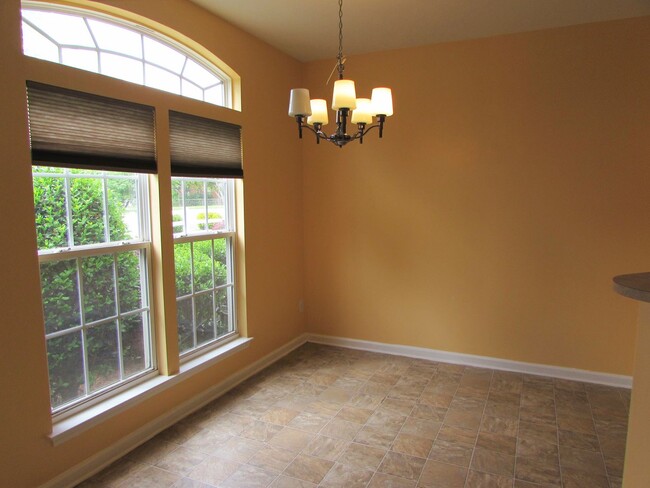Building Photo - Lovely 3 Bed/2.5 Bath Townhome in Talbert ...