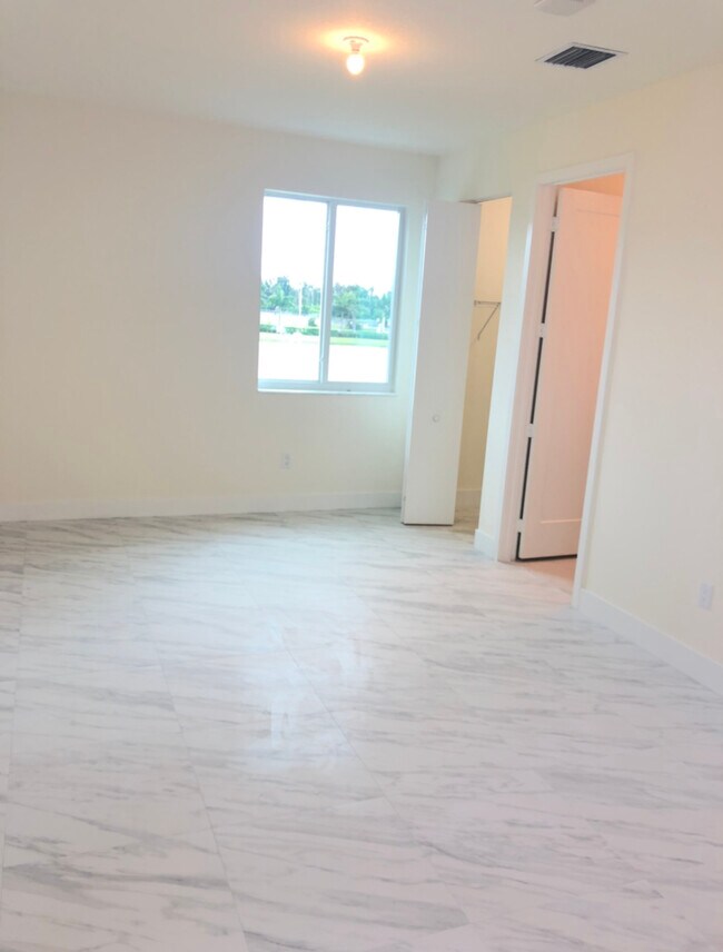Foto del edificio - 6681 NW 102nd Path